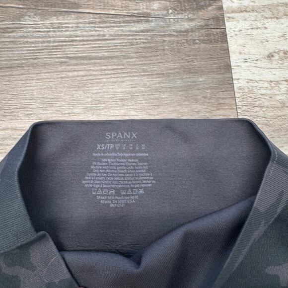 Spanx Look At Me Now Black Green Camo Womens XS Stretch Seamless Yoga Leggings - Picture 3 of 8